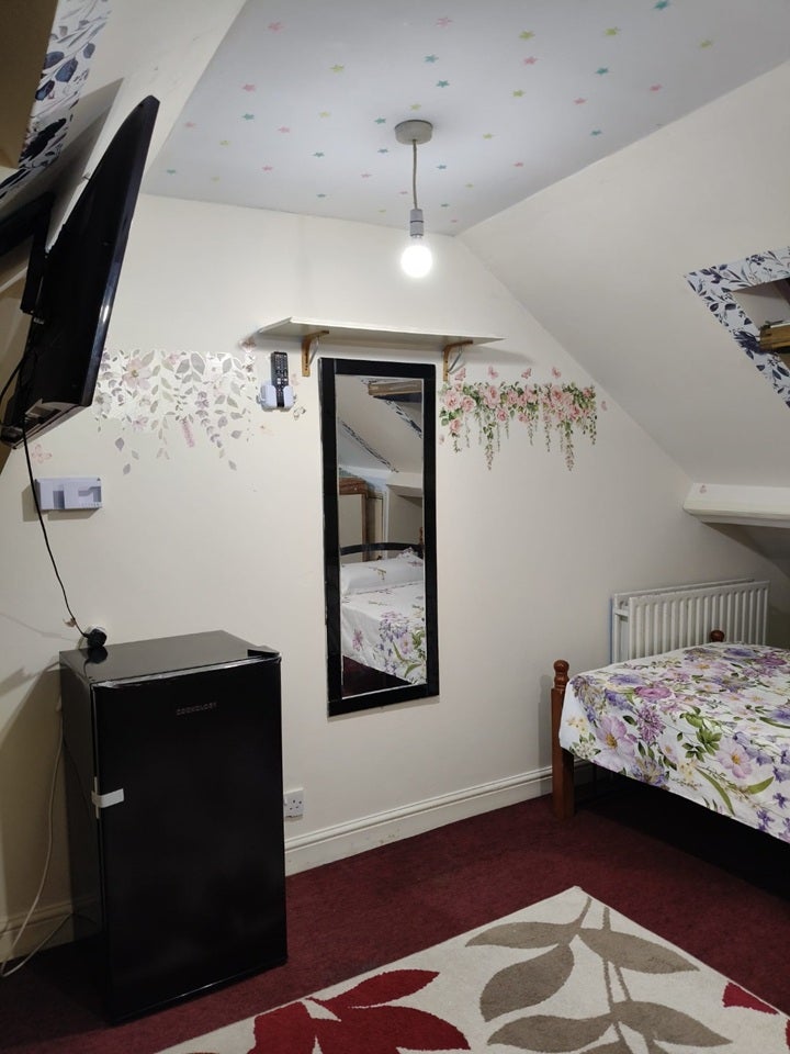 Room Chapter Road in Greater London