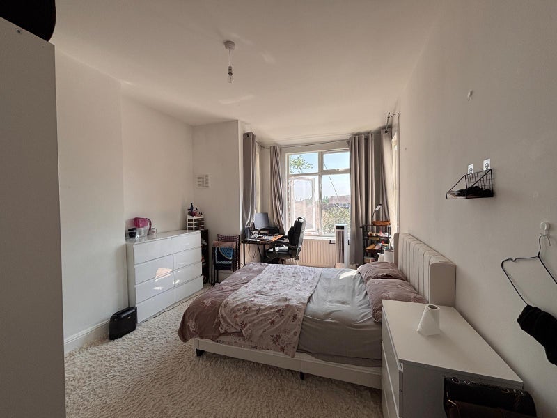 Room Wydeville Manor Road in Greater London