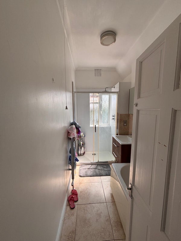 Room Wydeville Manor Road in Greater London