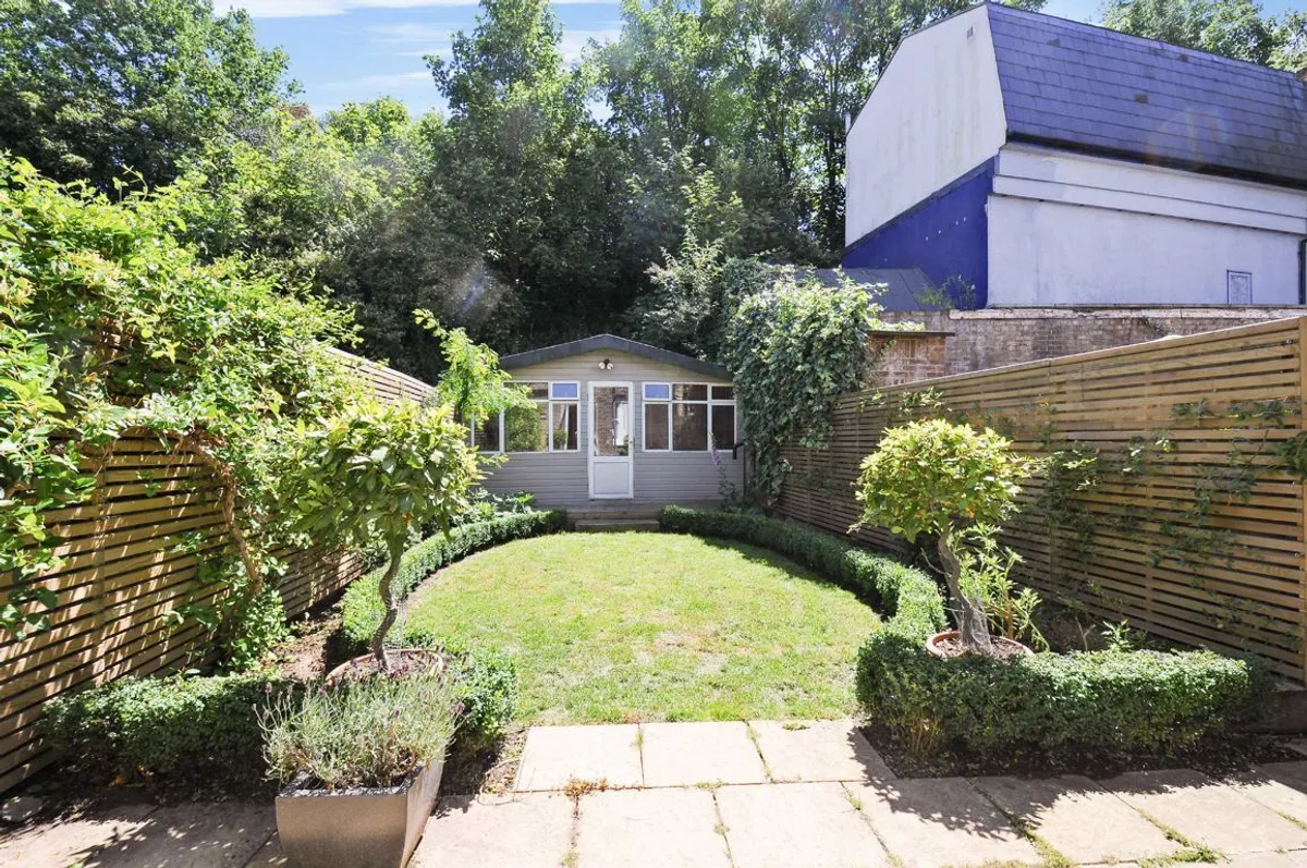 House Earlsfield Road in Greater London