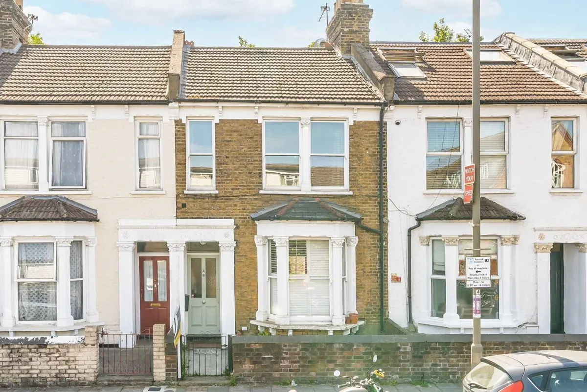 House Earlsfield Road in Greater London