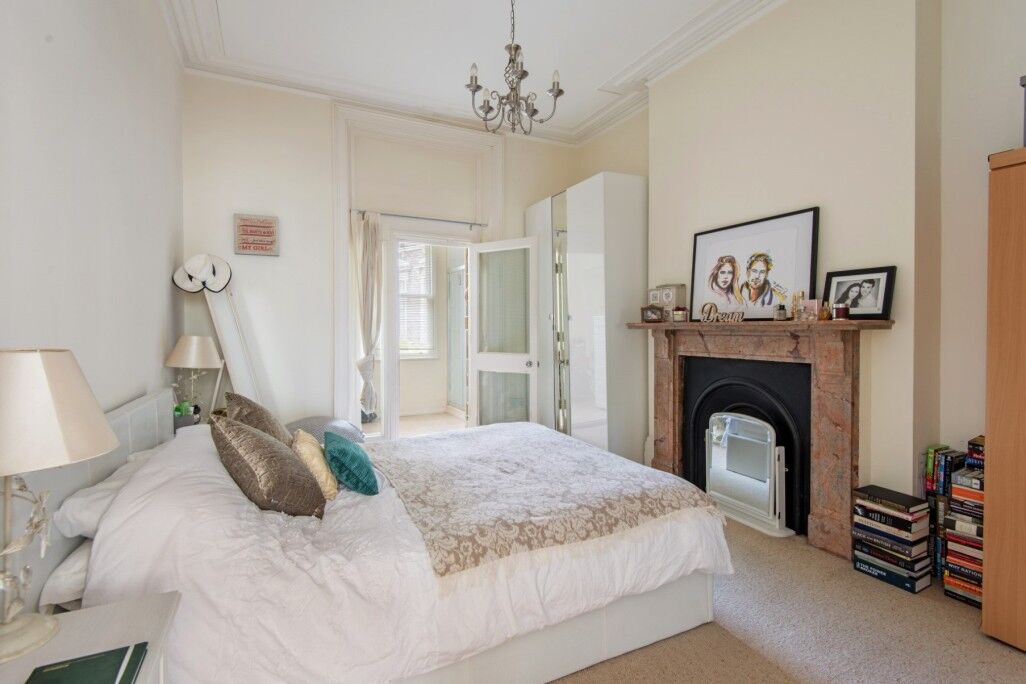 Flat Ainger Road in Greater London