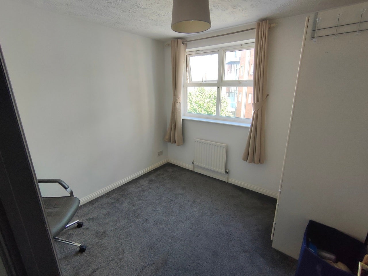Flat Scarbrook Road in Greater London