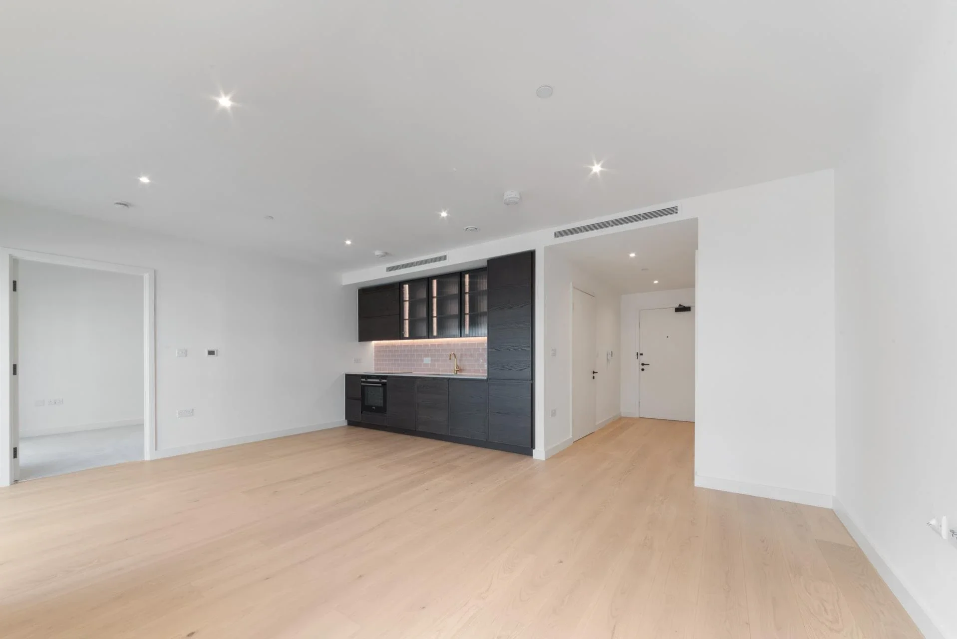 Flat Royal Crest Avenue in Greater London