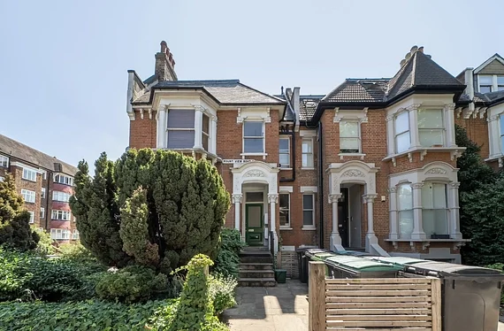 Flat Mount View Road in Greater London