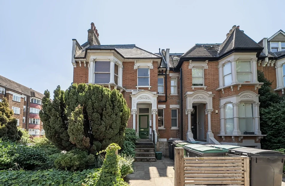 Flat Mount View Road in Greater London