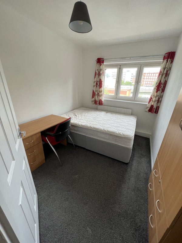 Room Lockton Close in Manchester