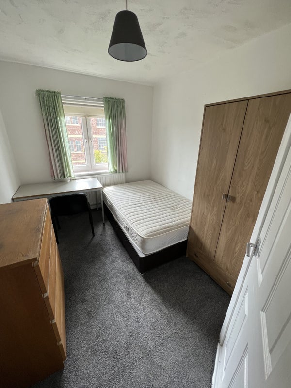 Room Lockton Close in Manchester