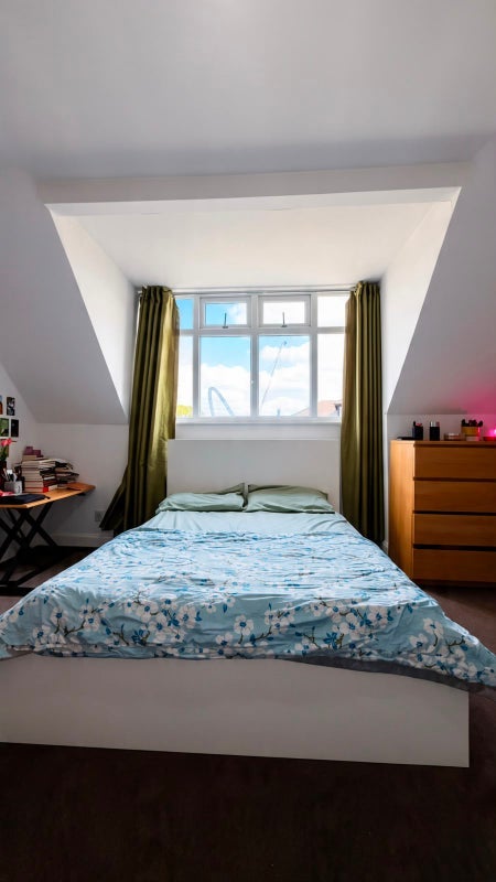 Room Hillside Avenue in Greater London