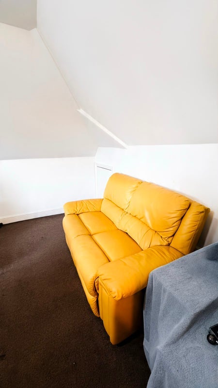Room Hillside Avenue in Greater London