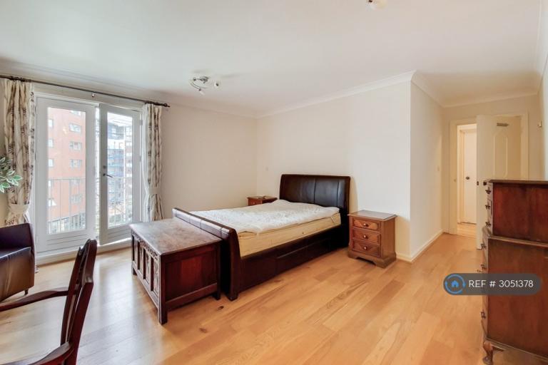 Flat Homer Drive in Greater London