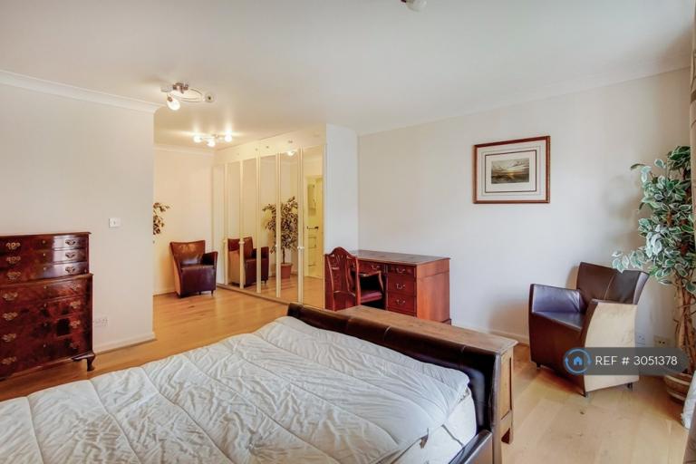 Flat Homer Drive in Greater London