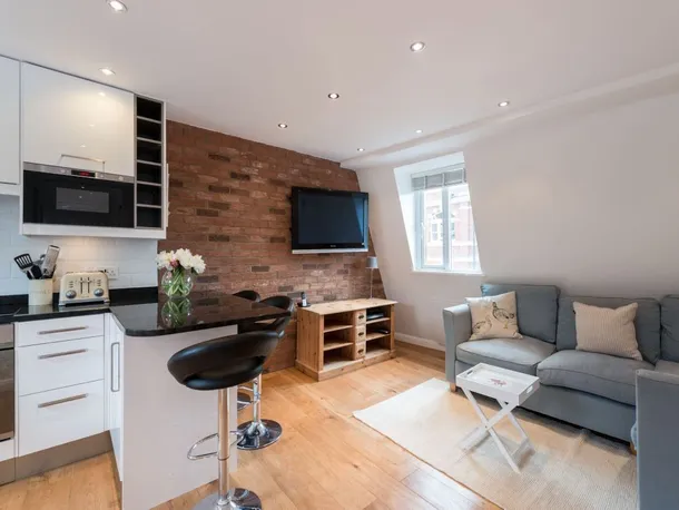 Flat Cleveland Street in Greater London