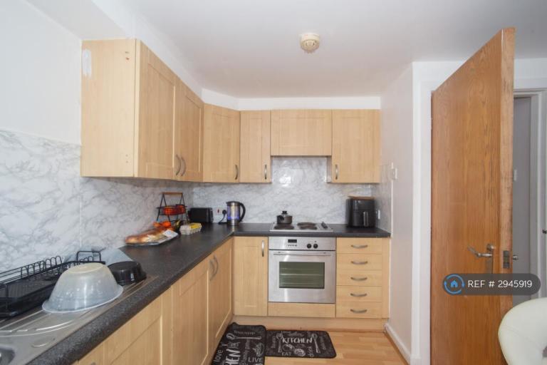 Flat Lyneham Walk in Salford