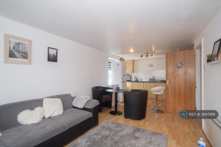 Flat Lyneham Walk in Salford