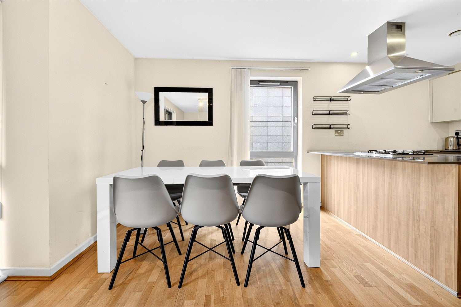 Flat Crowder Street in Greater London