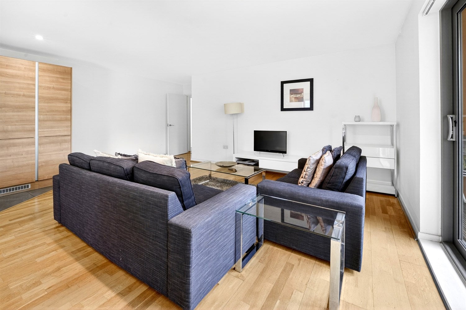 Flat Crowder Street in Greater London