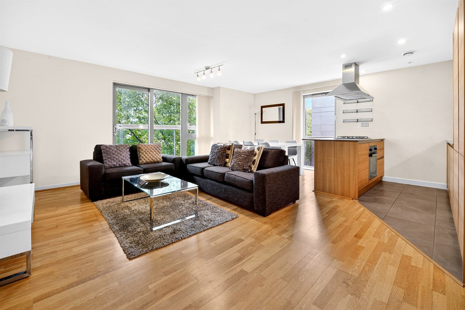 Flat Crowder Street in Greater London