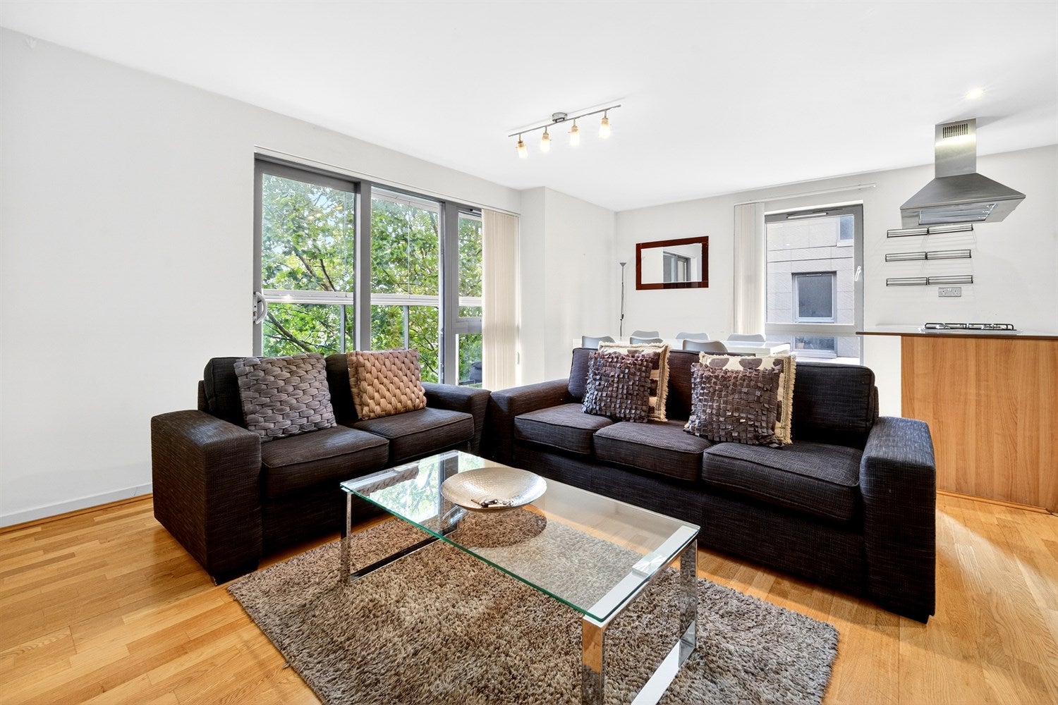 Flat Crowder Street in Greater London