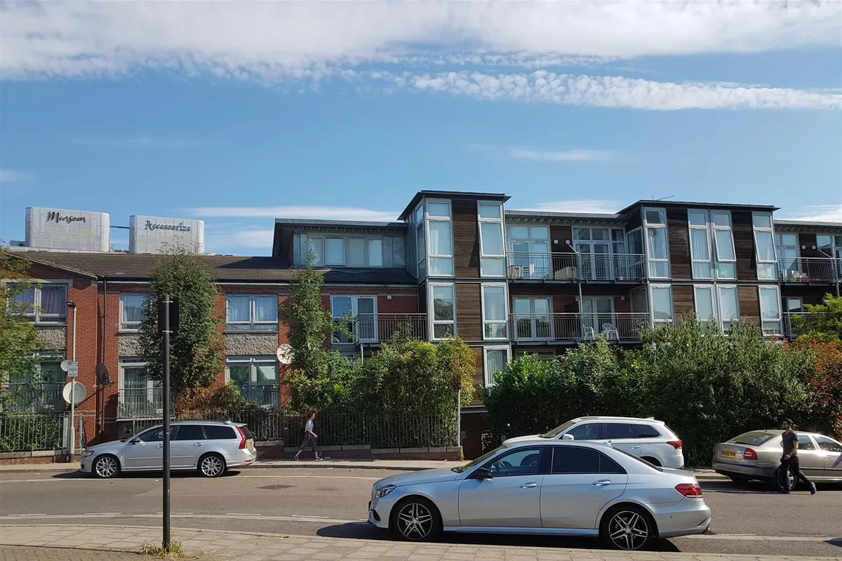 Flat Hunt Close in Greater London
