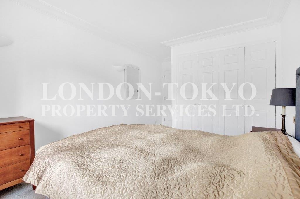 Flat Wrights Lane in Greater London