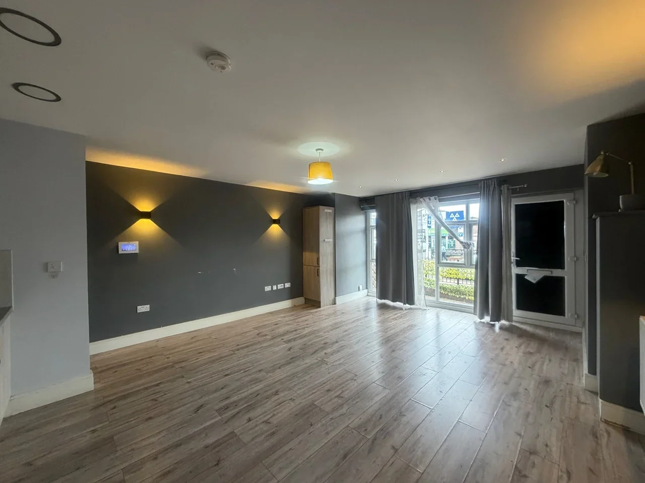 Flat Hornchurch Road in Greater London