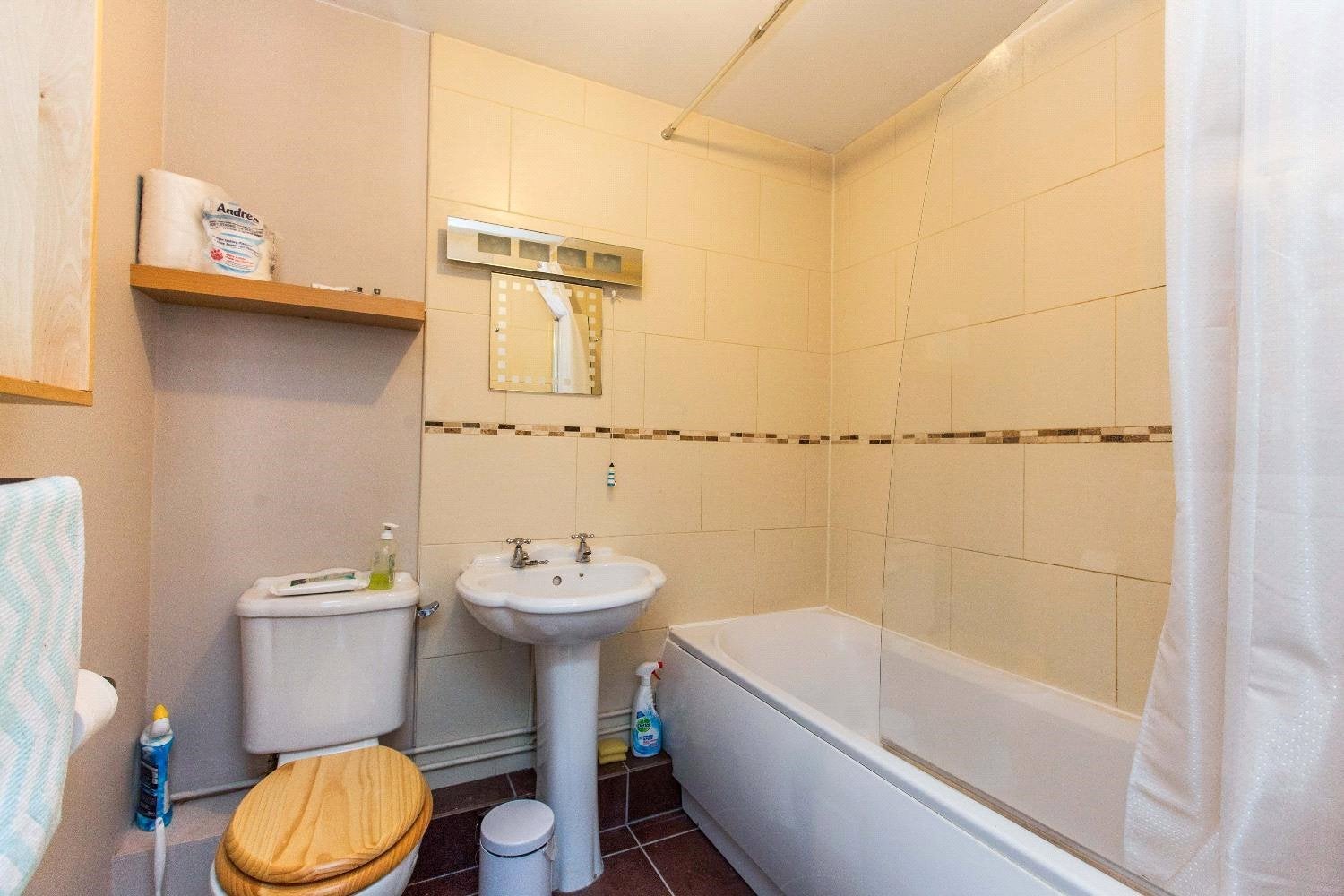 Flat Gatcombe Road in Bristol
