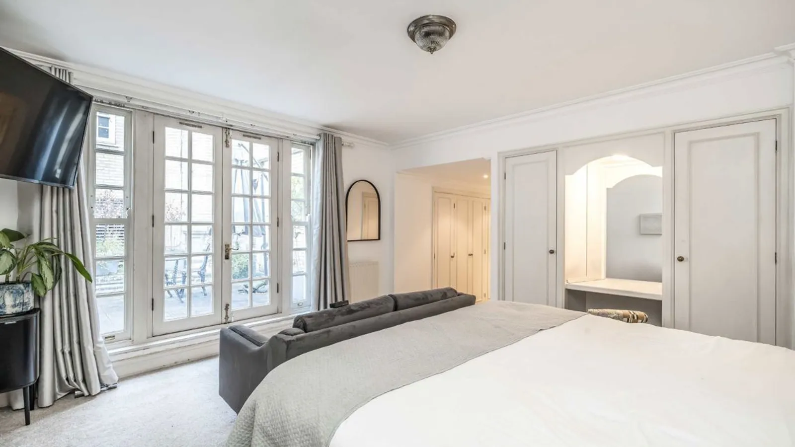 Flat Blackburne's Mews in City of Westminster