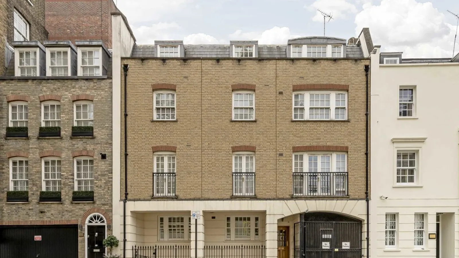 Flat Blackburne's Mews in City of Westminster