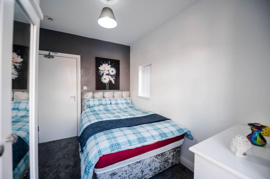 Room Wilfred Road in Salford