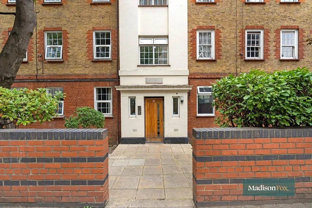 Flat Manor Road in Greater London