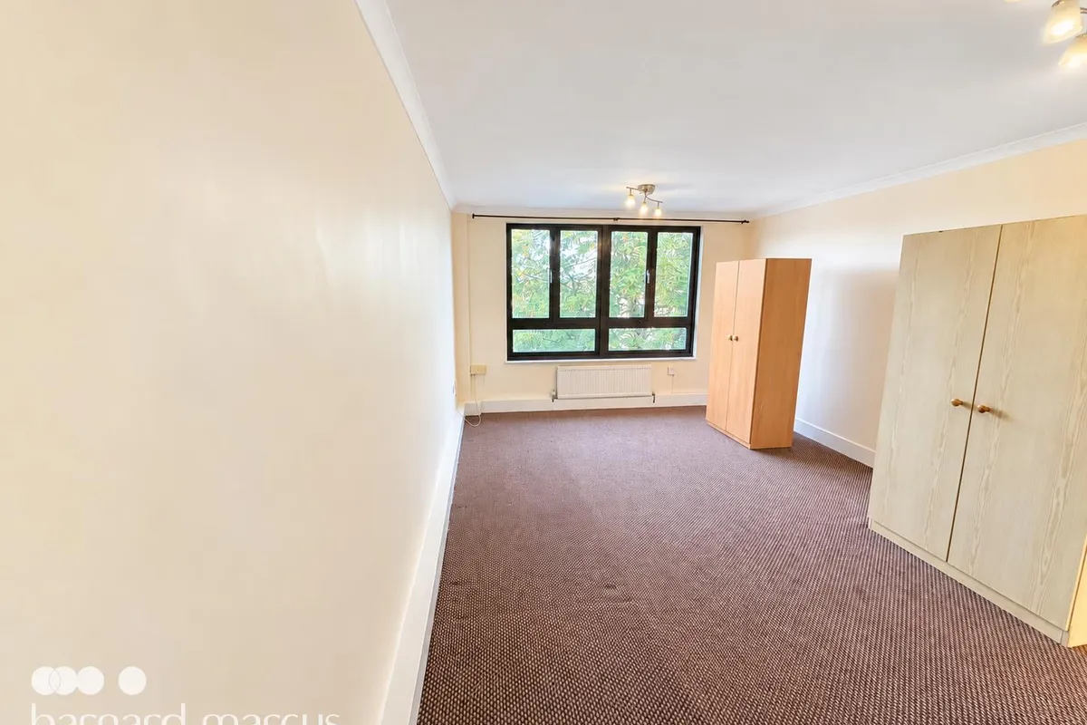 Flat Summerwood Road in Greater London