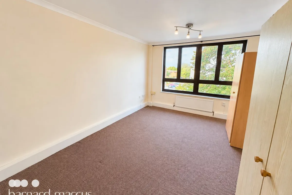 Flat Summerwood Road in Greater London