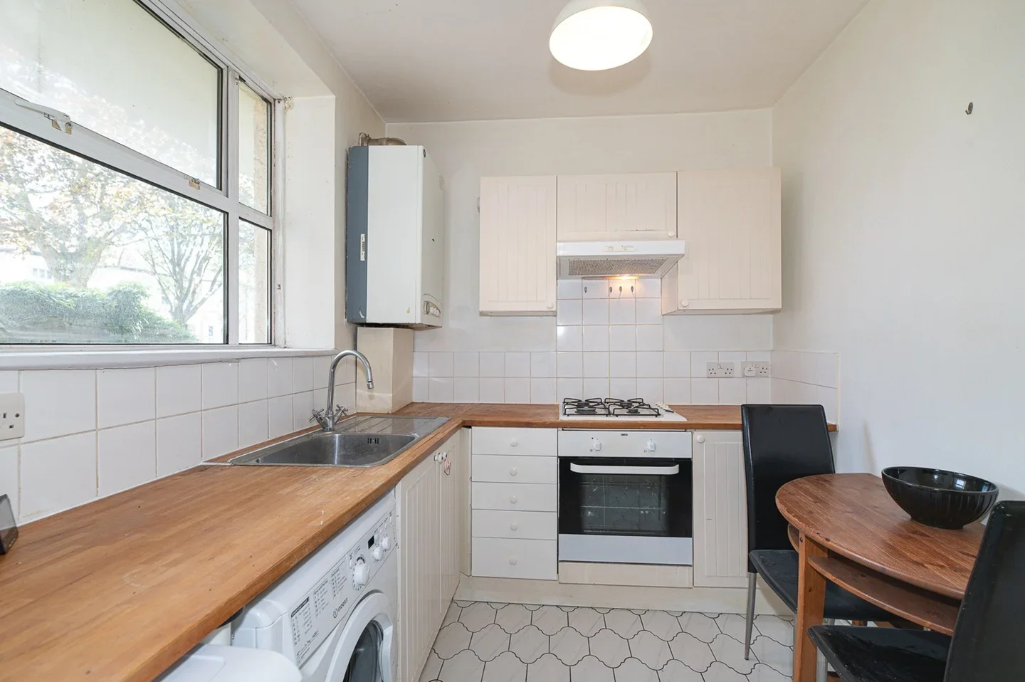 Flat Chetwode Road in Greater London