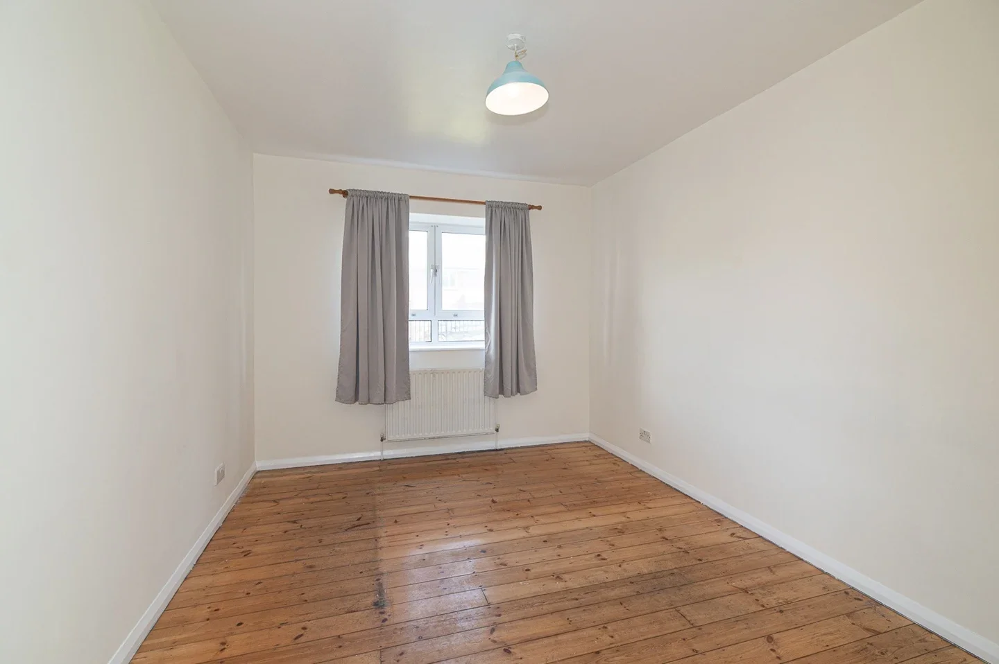 Flat Chetwode Road in Greater London