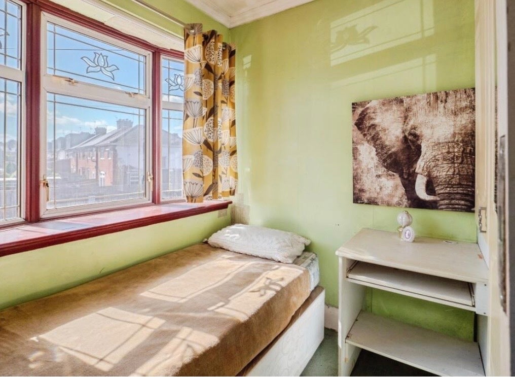 Room Evington Road in Leicester
