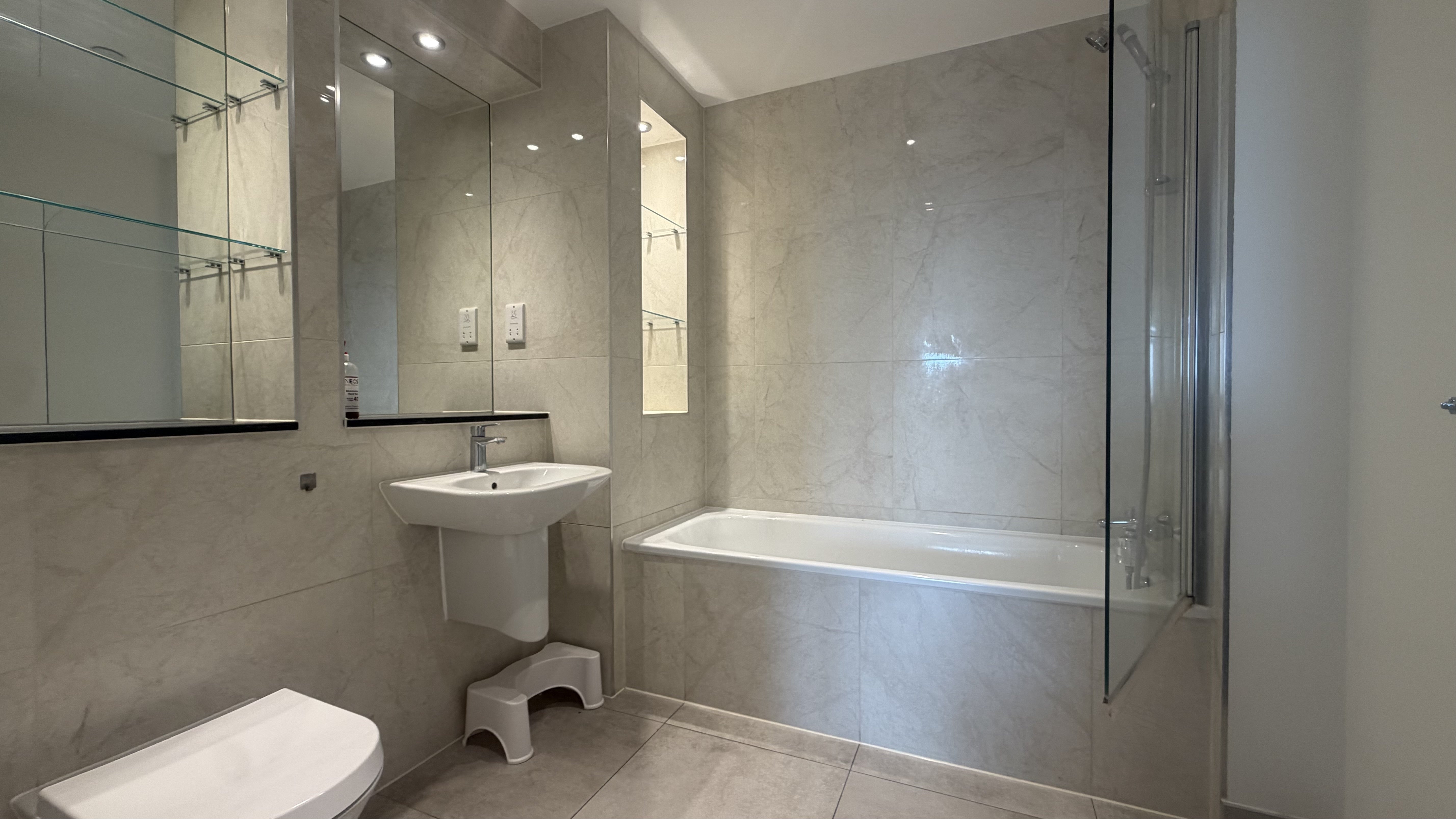Flat Curtis Lane in Greater London