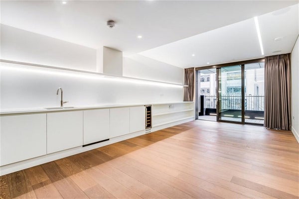 Flat Rathbone Place in London
