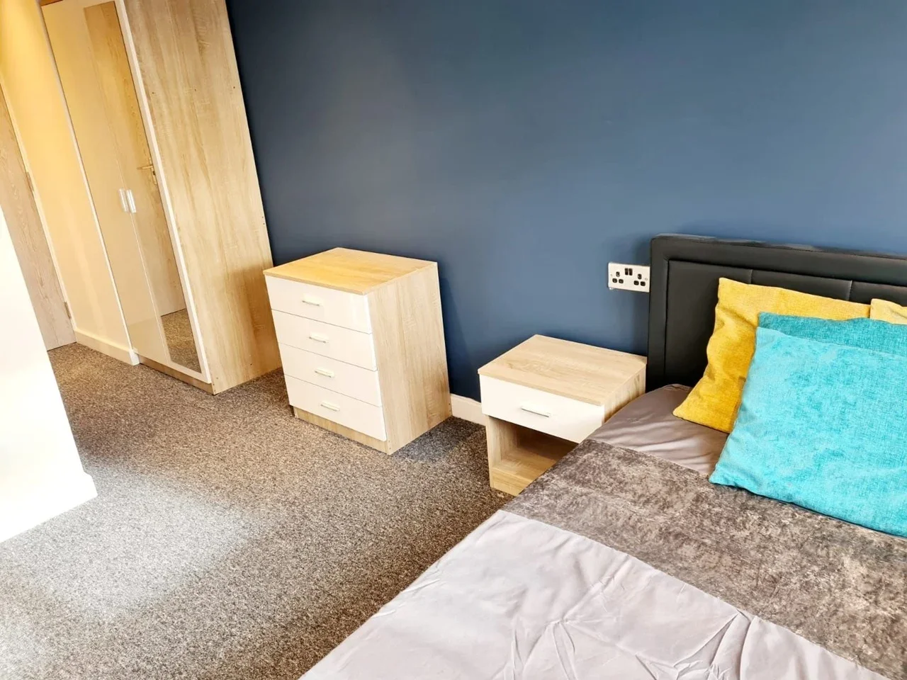 Room Cecil Street in Watford