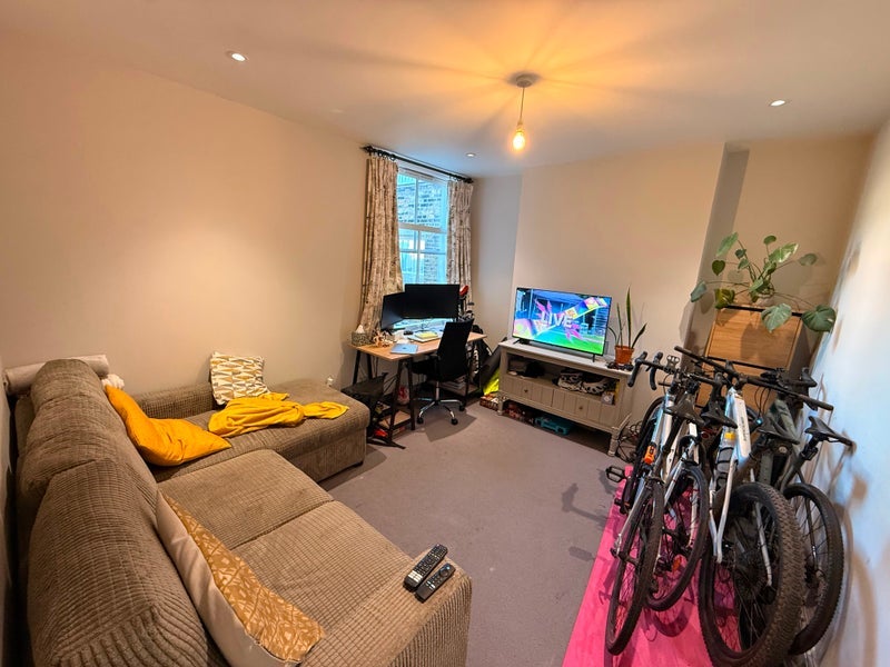 Room Goldsboro' Road in Greater London