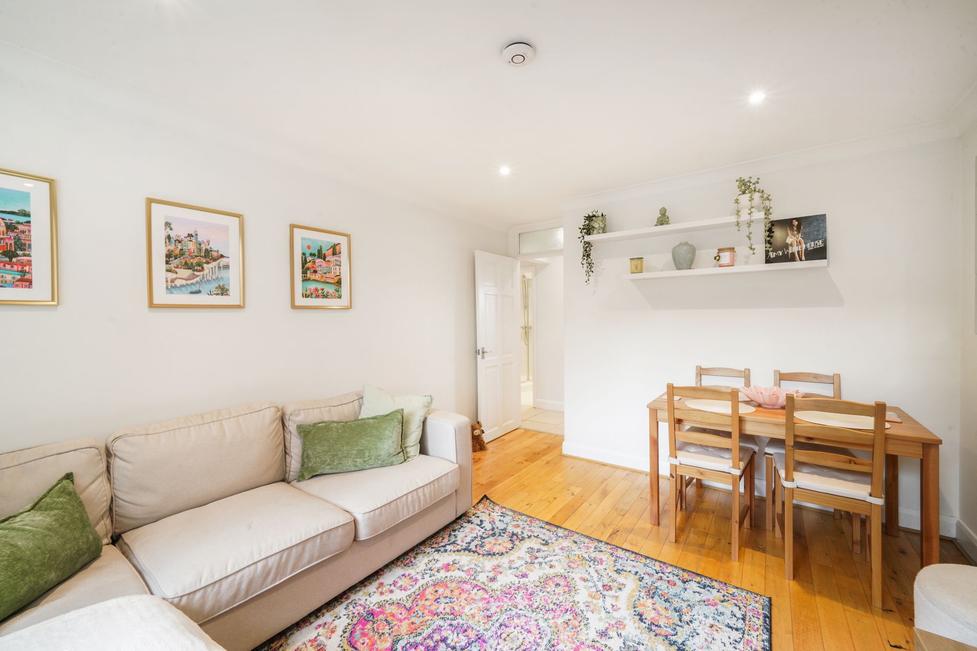 Flat Sunbury Court Mews in Borough of Spelthorne