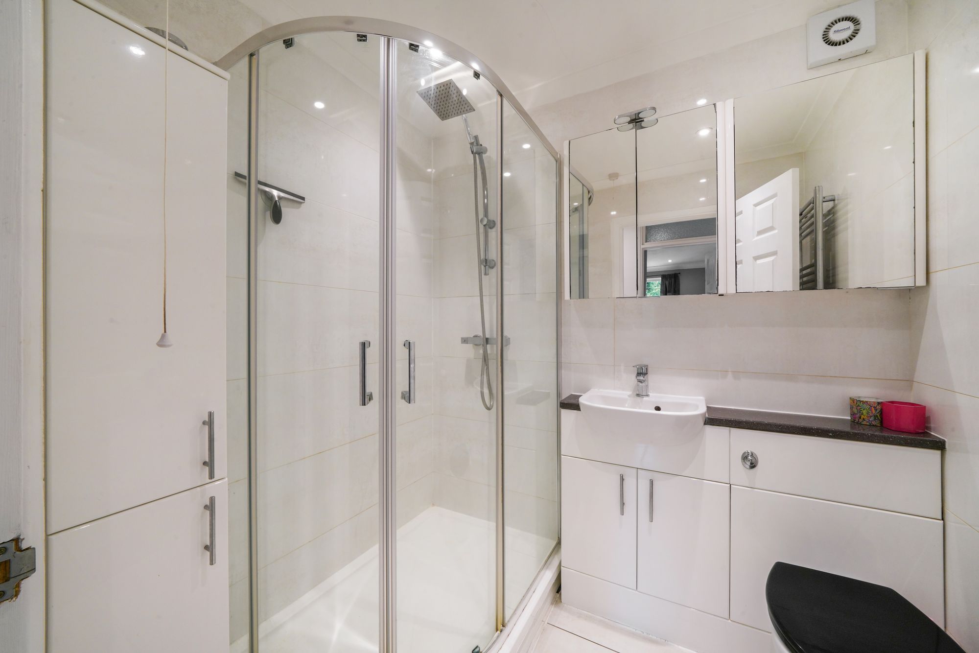 Flat Sunbury Court Mews in Borough of Spelthorne