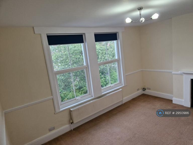 Flat Outram Road in Greater London