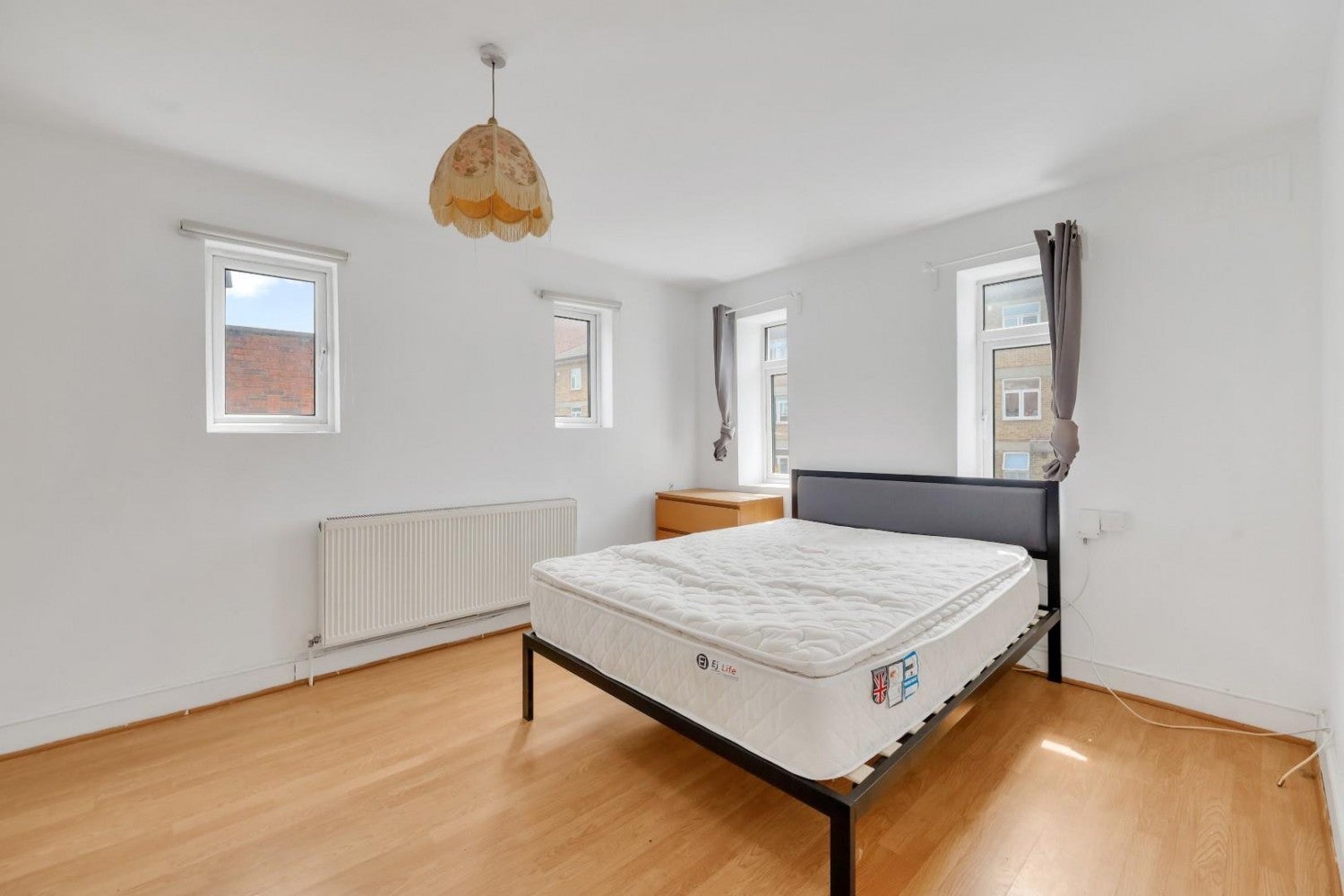 Flat Whiston Road in Greater London