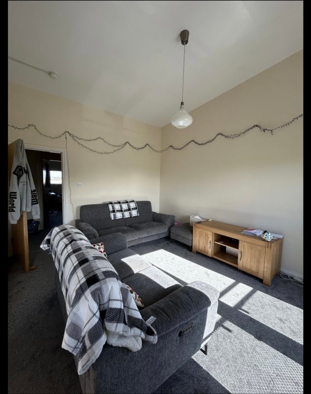 Room Springburn Road in Glasgow