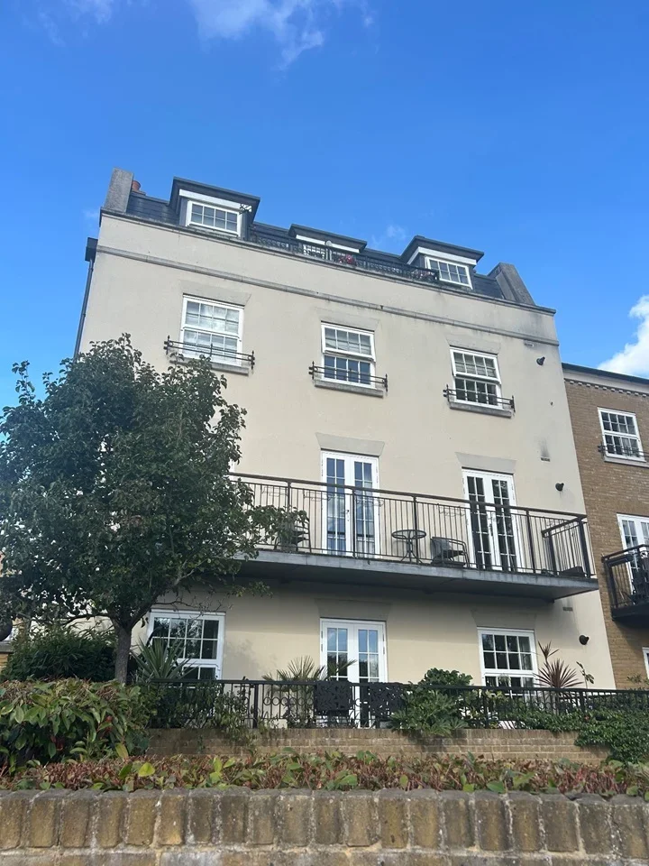 Flat Lendy Place in Borough of Spelthorne