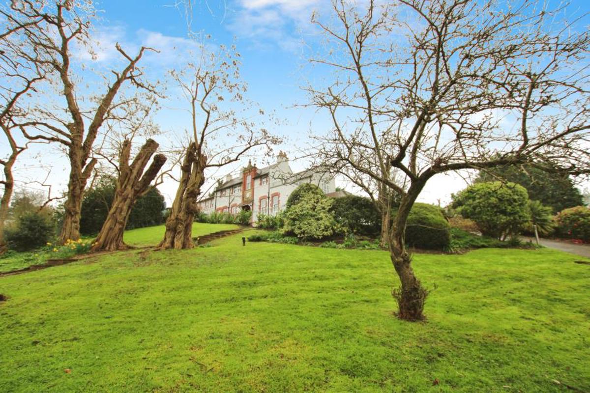 Flat Bristol Road in Hambrook
