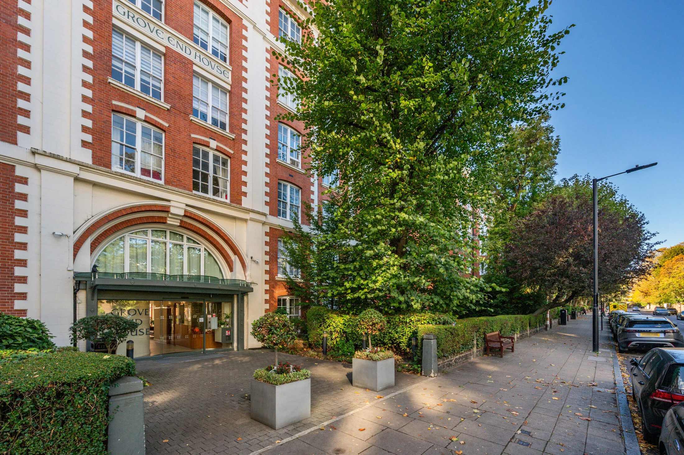 Flat Grove End Road in City of Westminster