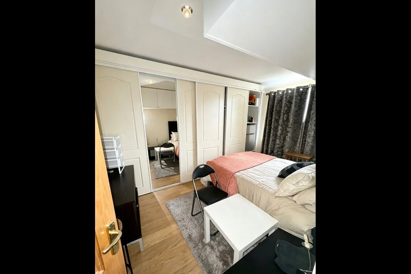 Room Crest Drive in Greater London
