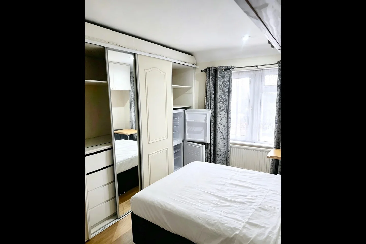 Room Crest Drive in Greater London
